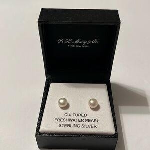 Cultured pearl stud earrings